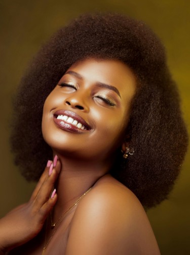How to Pose for Pictures - Hands And Arms Keep Them Relaxed And Natural