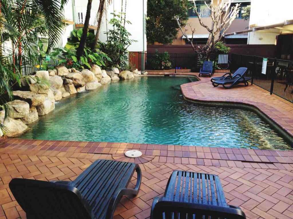 Infinity Edges and Vanishing Views